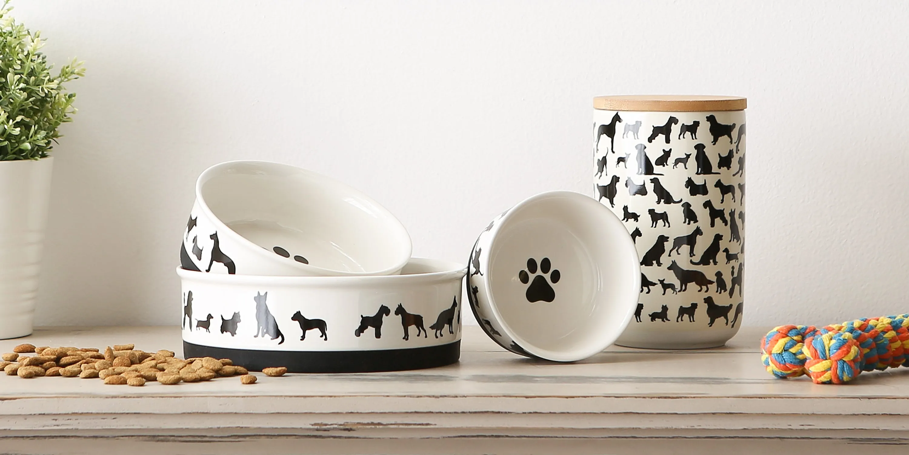 Black/White Dog Show Pet Bowl Set of 2, Large 3.75 C. Capacity