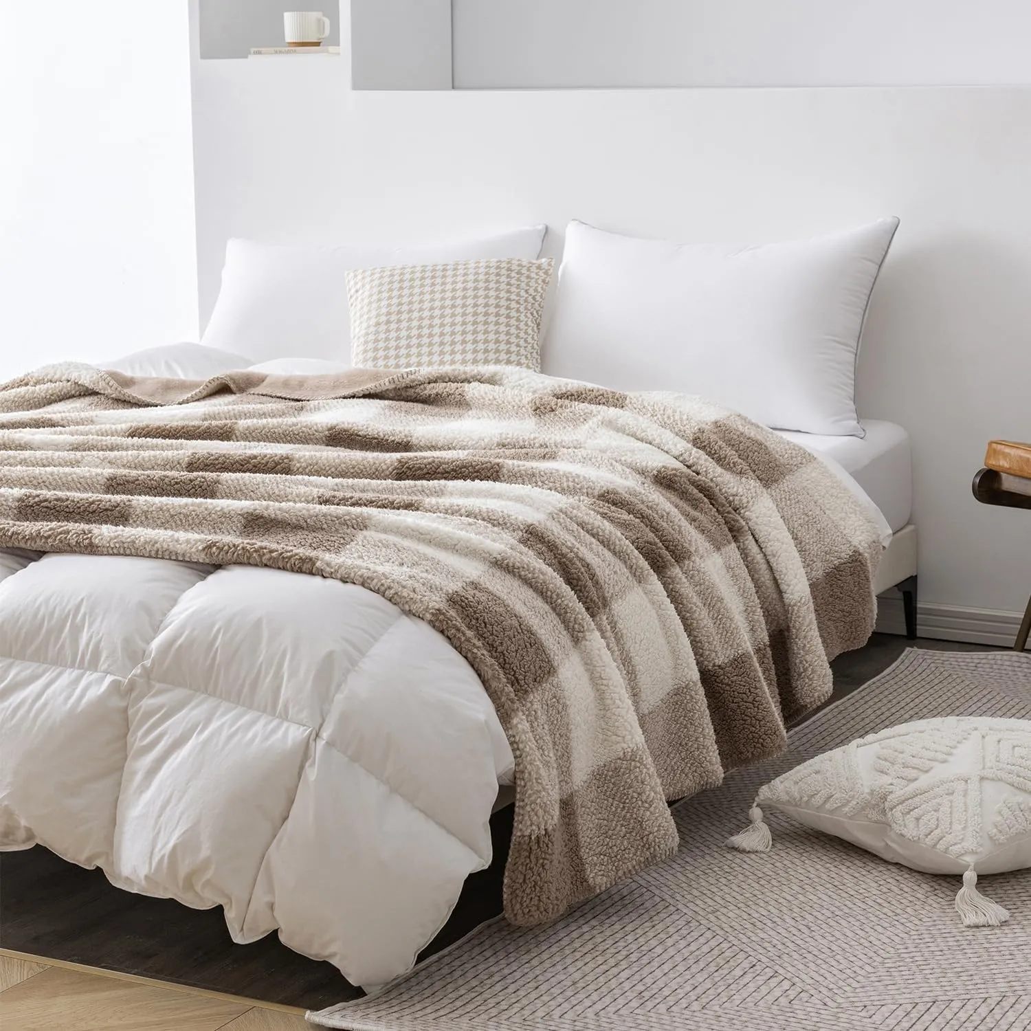 LURKA Checkered Sherpa & Polar Fleece Throw Blanket - 2-Sided Luxury Hypoallergenic Blankets for Couch, Bed, Pets (Khaki, Twin(60"x80"))